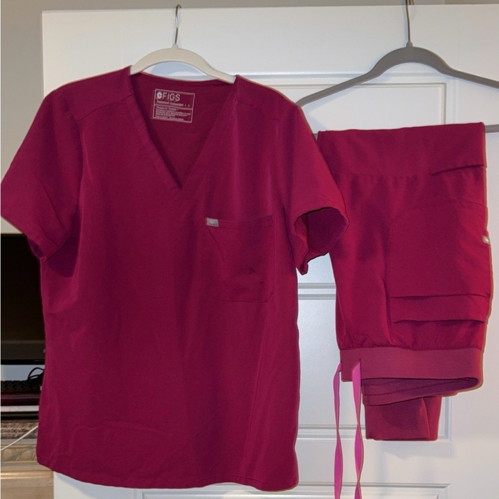 Women's Figs large scrub set in magenta